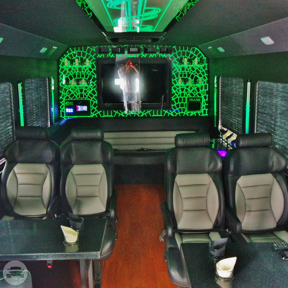 2015 Ford E450 15-Passenger Executive Limo Coach
Coach Bus /
Honolulu, HI

 / Hourly (Other services) $295.00

