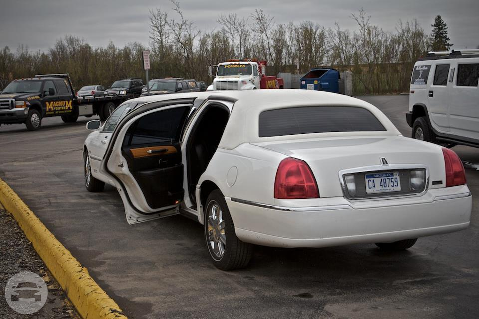 Lincoln Town Car White Limousine
Limo /
Saline, MI

 / Hourly $0.00

