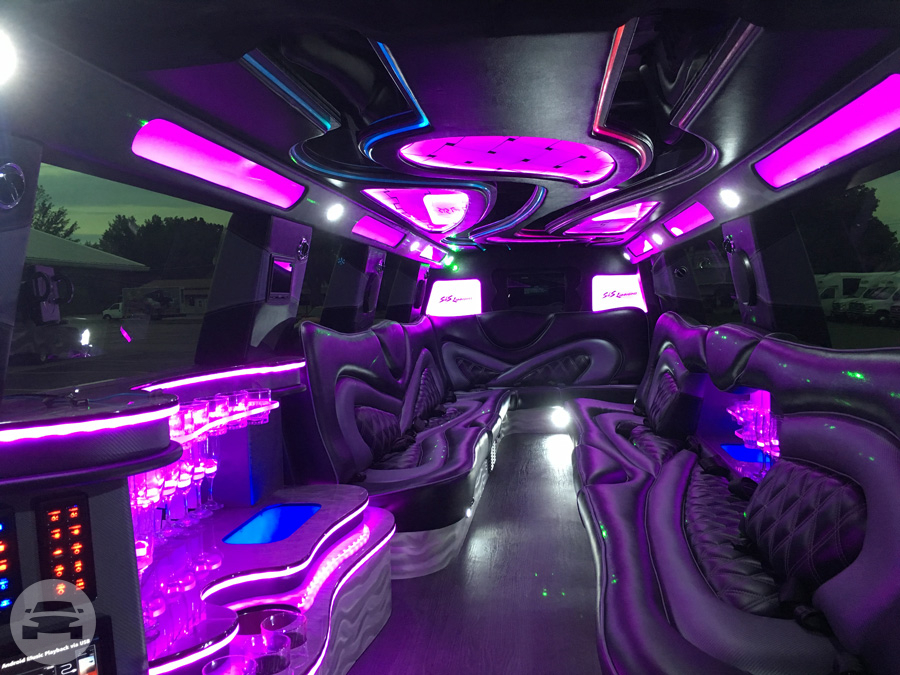 Infiniti QX80 Superstretch Limo
Limo /
Rochester, NY

 / Hourly $0.00
