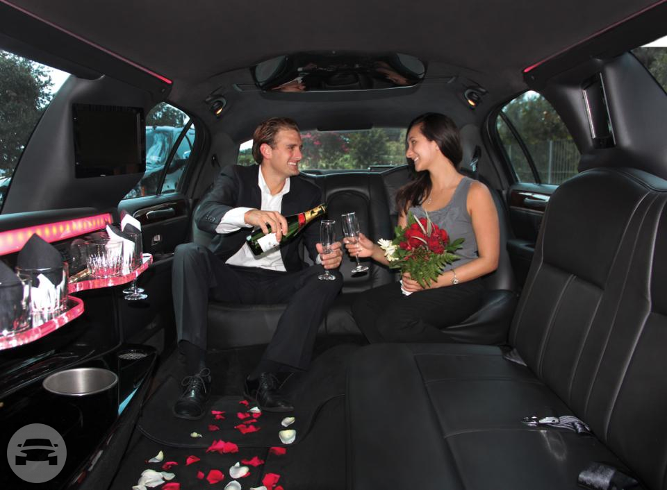BLACK LINCOLN LIMOUSINE
Limo /
New Orleans, LA

 / Hourly $0.00
