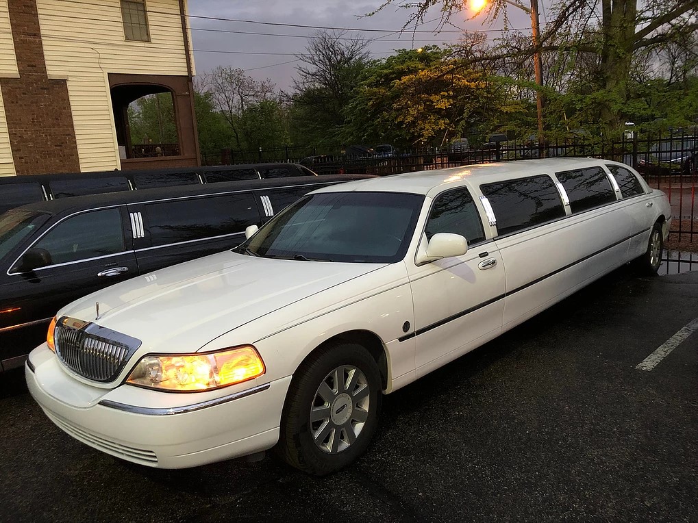 White Lincoln Town Car Limousine
Limo /
Greenfield, IN 46140

 / Hourly $0.00
