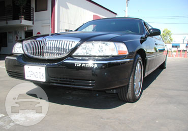 6 Passenger Lincoln Town Car – Black Tuxedo
Limo /
San Francisco, CA

 / Hourly $0.00
