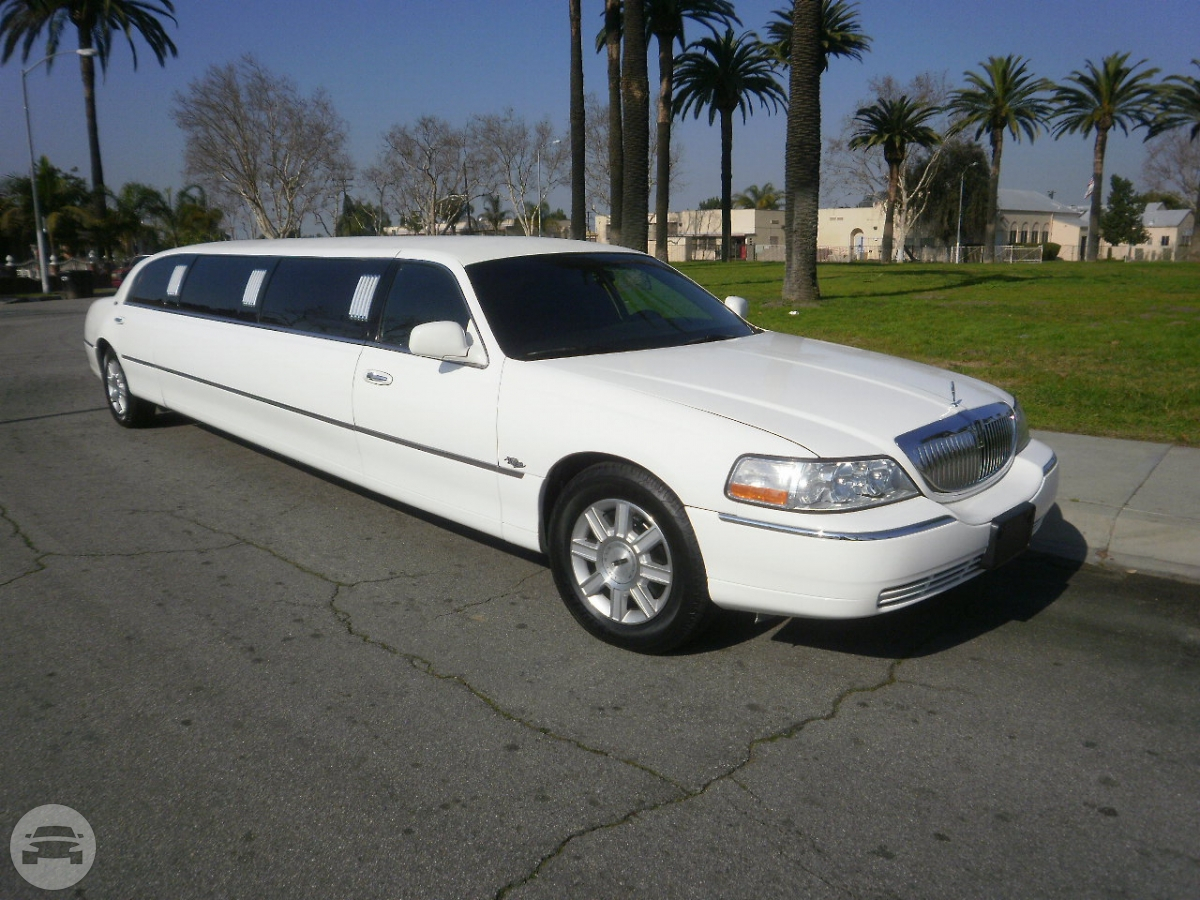 White Lincoln Stretch Town Car Limo
Limo /
New York, NY

 / Hourly $0.00
