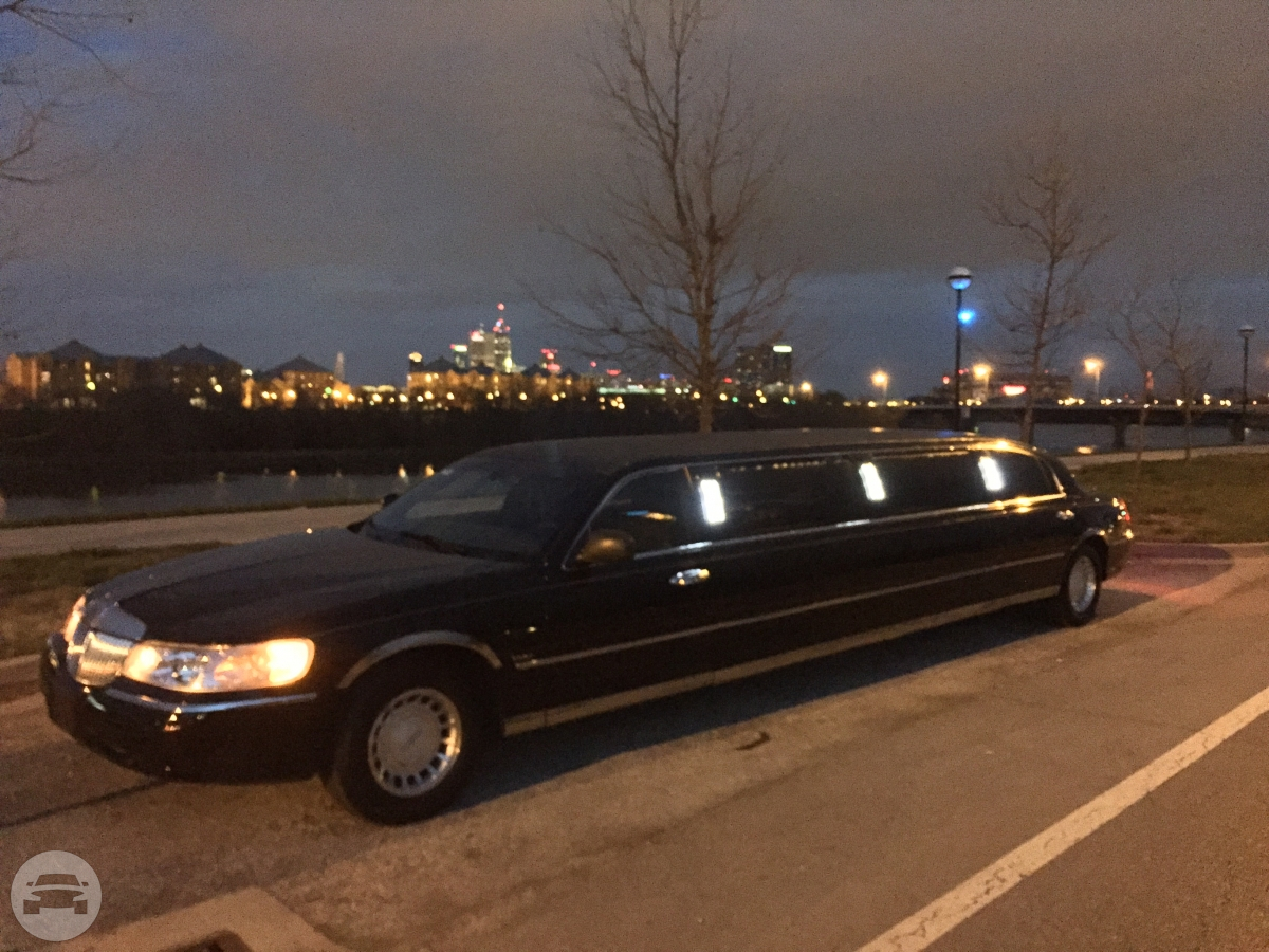 Black Lincoln Town Car Limousine
Limo /
Bargersville, IN

 / Hourly $0.00
