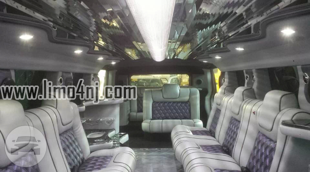 White Lincoln Navigator Stretch SUV Limousine
Limo /
Jersey City, NJ

 / Hourly $0.00
