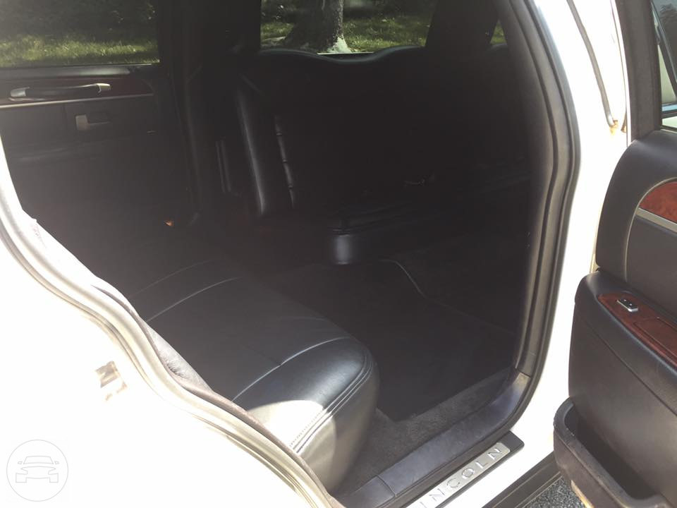 WHITE LINCOLN LUXURY LIMOUSINE
Limo /
Gaithersburg, MD

 / Hourly $0.00

