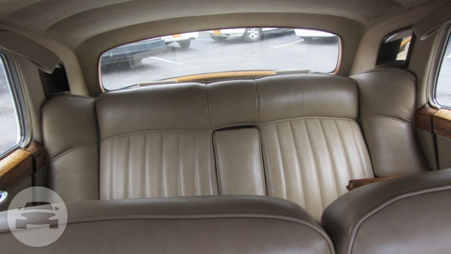 1956 Bentley Rolls Royce
Sedan /
New York, NY

 / Hourly $0.00
