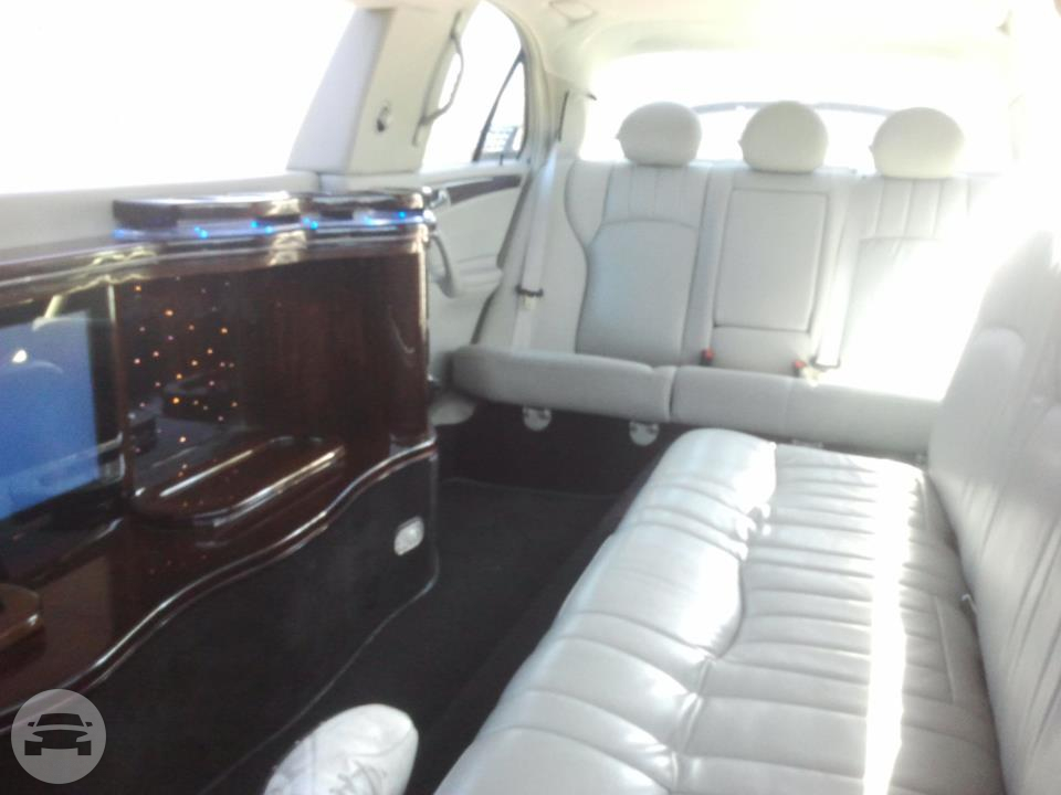 Limo 9 (Mercedes Limo)
Limo /
Cleveland, OH

 / Hourly $0.00
