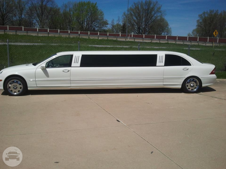 Limo 9 (Mercedes Limo)
Limo /
Cleveland, OH

 / Hourly $0.00
