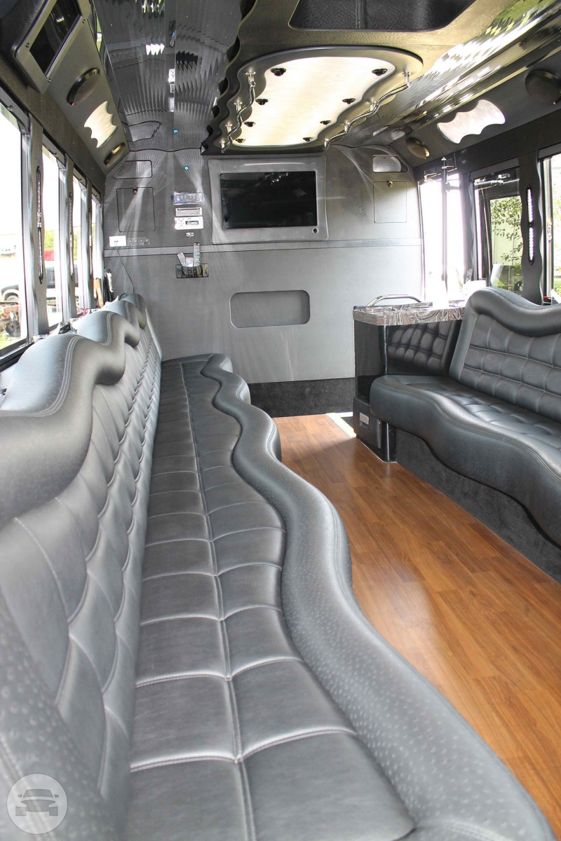 White Ford 550 Limo Bus
Party Limo Bus /
Cincinnati, OH

 / Hourly $0.00
