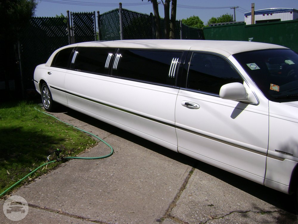 Lincoln Stretch Limousine (White)
Limo /
El Paso, TX

 / Hourly $0.00
